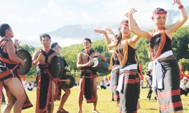 Người Xê Đăng nhảy múa, đánh cồng chiêng trong mùa lễ hội