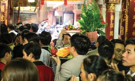 Dòng người xuôi ngược, chen lấn đi lễ.