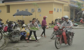 Chợ cóc họp bên ngoài chợ chính