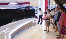 Những chiếc tivi cho mượn miễn phí sẽ được bán trong chương trình khuyến mại của siêu thị. Ảnh: Như Ý