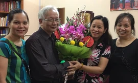 Phụ huynh học sinh chúc mừng thầy Nguyễn Tùng Lâm nhân ngày 20/11