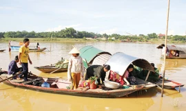 Những phận đời di động trên sông Lam. Ảnh: Việt Hương