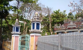 Miếu Bà Liễu Hạnh làng Nam Ô hiện đang bị quây trong hàng rào sắt của dự án chờ giải tỏa lấy đất làm biệt thự. Ảnh: Trần Tuấn.