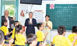 Ông Takaaki Nishii - Chủ tịch kiêm Giám đốc điều hành Tập đoàn Ajinomoto thăm trường Tiểu học Trưng Trắc và bếp ăn chuẩn thuộc dự án “Bữa ăn học đường”