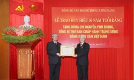 Ông Trần Quốc Vượng, Ủy viên Bộ Chính trị, thành viên Thường trực Ban Bí thư, Chủ nhiệm Ủy ban Kiểm tra T.Ư trao Huy hiệu 50 năm tuổi Đảng tặng Tổng Bí thư Nguyễn Phú Trọng. Ảnh: TTXVN.