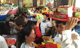 Các con nhang đội mâm chen bằng được vào chính điện. Ảnh: Hồng Vĩnh