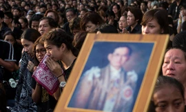 Biển người chờ bên ngoài Cung điện Hoàng gia Thái Lan ngày 14/10 để bày tỏ niềm thương nhớ, sự tôn kính đối với Nhà vua Bhumibol Adulyadej vừa băng hà. Ảnh: Wason Wanichakorn