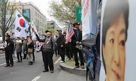 Một số người ủng hộ bà Park Geun-hye biểu tình bên ngoài tòa án đòi thả bà. Ảnh: Yonhap.