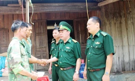 Lãnh đạo BĐBP tỉnh Đắk Lắk thăm hỏi và trao tiền hỗ trợ cho người dân. Ảnh: N.L 