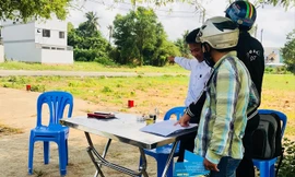 Các địa điểm bán đất di động này lúc nào cũng có khách hàng.