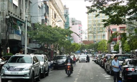 Ô tô dừng đỗ ngổn ngang trên đường Hải Triều (quận 1) vì phí dừng đỗ ô tô hiện nay quá thấp, chỉ 5.000 đồng/lượt.