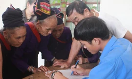 Trí thức trẻ về xã giúp đồng bào miền núi.