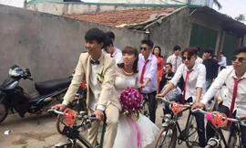 Rước dâu bằng xe đạp.