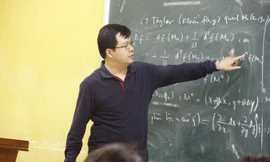 TS. Đỗ Quốc Tuấn trên bục giảng.