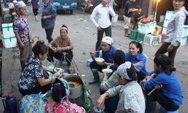 Phút thảnh thơi của những người phụ nữ làm nghề cửu vạn ở chợ Long Biên.