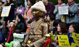 Người dân Hàn Quốc biểu tình bên tượng đài các nạn nhân bị lính Nhật ép phục vụ tình dục trong Thế chiến II, gần Đại sứ quán Nhật Bản tại Seoul ngày 11.11.2015