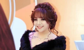 Hình ảnh ngọt ngào của Minh Chuyên khi hát nhạc Phú Quang​. Ảnh: Minh Tâm.