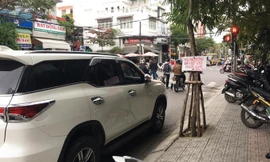 Nhà dân ghi biển cấm đỗ, nhưng xe vẫn đỗ. Ảnh: Tùng Thảo.