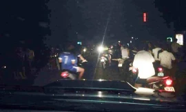 Người dân kéo nhau tới khu vực vệt sáng lao xuống gây ra tiếng nổ. Ảnh: Người lao động.