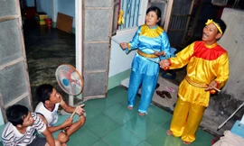 Những giờ rảnh rỗi, gia đình ông Phước, bà Hoa lại quây quần bên nhau hô hát bài chòi. Ảnh: Hoài Văn