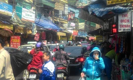 Ùn tắc, nhếch nhác trước cổng Viện Nhi T.Ư