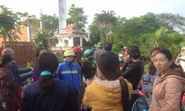 Phụ huynh bức xúc tập trung trước cửa trường mầm non xã Xuân Phổ, Nghi Xuân, Hà Tĩnh