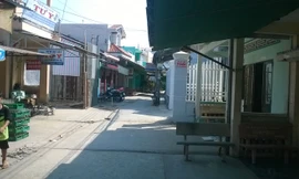 Mái che căn nhà lấn ra mé lộ.