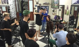 Vừa làm nghề, Thái Thành vừa đào tạo nghề cho người câm điếc. Ảnh: Thu Hiền.