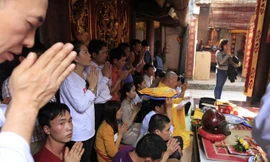 Nhiều du khách đến đền Trần sớm tránh chen lấn, xô đẩy. Ảnh: Trường Phong.