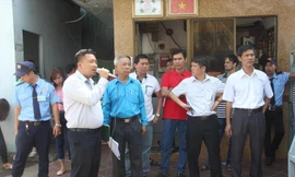 Ông Nguyễn Anh Tiến, Giám đốc nhân sự Cty KL Texwell Vina giải thích với công nhân khi Cty không hoạt động.