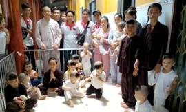 Thầy Thích Thiện Trung, trụ trì chùa Thiên Phước cùng anh em ở câu lạc bộ Honda Winner Tiền Giang và các cháu mồ côi, bị bỏ rơi. ẢNH: Đức Thịnh.