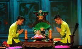 Hầu đồng trên sân khấu Tứ phủ. Ảnh: BTC