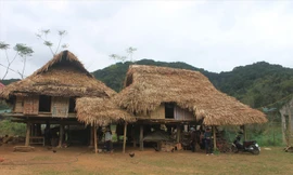 Hai hộ dân xã Lũng Cao, huyện Bá Thước dựng lều ở tạm ngay trong sân bóng của xã suốt 3 tháng nay, vì chưa có đất tái định cư. Ảnh: Hoàng Lam.