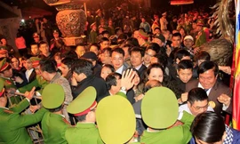 Vừa kết thúc lễ Khai ấn năm 2017, hàng nghìn người chen lấn, xô đẩy để tìm đường vào các khu thờ tự trong đền Thiên Trường. Ảnh: Trường Phong.