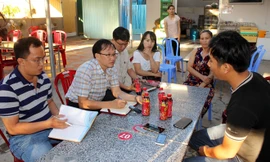 Đoàn kiểm tra của Tân Hiệp Phát làm việc với anh Ngọc Anh (bên phải).