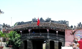 Trùng tu Chùa Cầu: Cạo trọc rồi đội tóc giả?