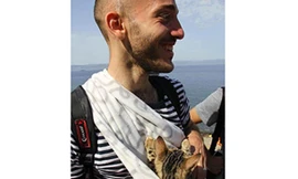 Người và mèo cùng vượt biển tị nạn