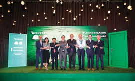 HEINEKEN Việt Nam cùng các vị khách quý chung tay phát động chiến dịch Chọn Sống Xanh. Ảnh: HEINEKEN Việt Nam.