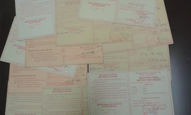 Những giấy xác nhận hiến máu tình nguyện của anh Hậu