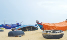 Những con thuyền gác bờ lâu ngày, ngư dân phải tha hương kiếm sống.