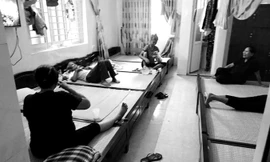 Tại Bệnh viện Phục hồi Chức năng Nghệ An kê giường kín cả lối đi. Ảnh: Phạm Thanh.