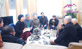 Chị Bùi Phương Thảo ( giữa) thăm hỏi và chúc Tết các cựu chiến binh Tây Tiến giờ đã trên dưới 90 tuổi như ông Nguyễn Hoàng Sâm, ông Nguyễn Xuân Sâm, ông Ngô Đình Nhung, ông Nguyễn Văn Khuông.