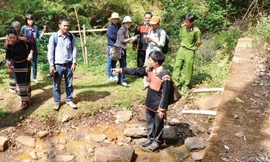 Già làng giới thiệu văn hóa bến nước ở Buôn Trinh, thị xã Buôn Hồ.