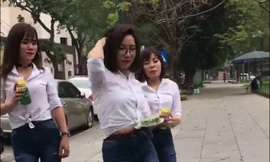 Hình ảnh các cô vừa bán xôi, vừa “quẩy”.