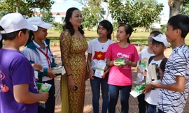 Các học sinh rất xúc động khi được nhận quà.