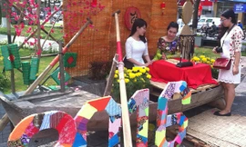 Cô đồ ngồi xuồng cho chữ.