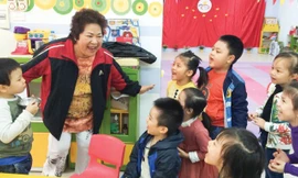 Minh Vượng hạnh phúc bên các bạn nhỏ trường mầm non quốc tế Việt - Bun.