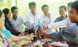 Thức uống trong đám cưới ở Cu Pua 15 năm nay là nước ngọt! Ảnh: H.T