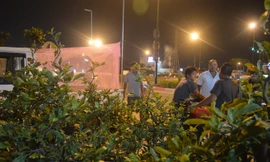 Đêm về, những người trông mai tụ lại nói chuyện để dứt cơn buồn ngủ.