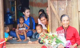 Ngọc Vân trở lại buôn Krang tặng hoa người già tặng nhà cho hộ nghèo cô từng cư trú.